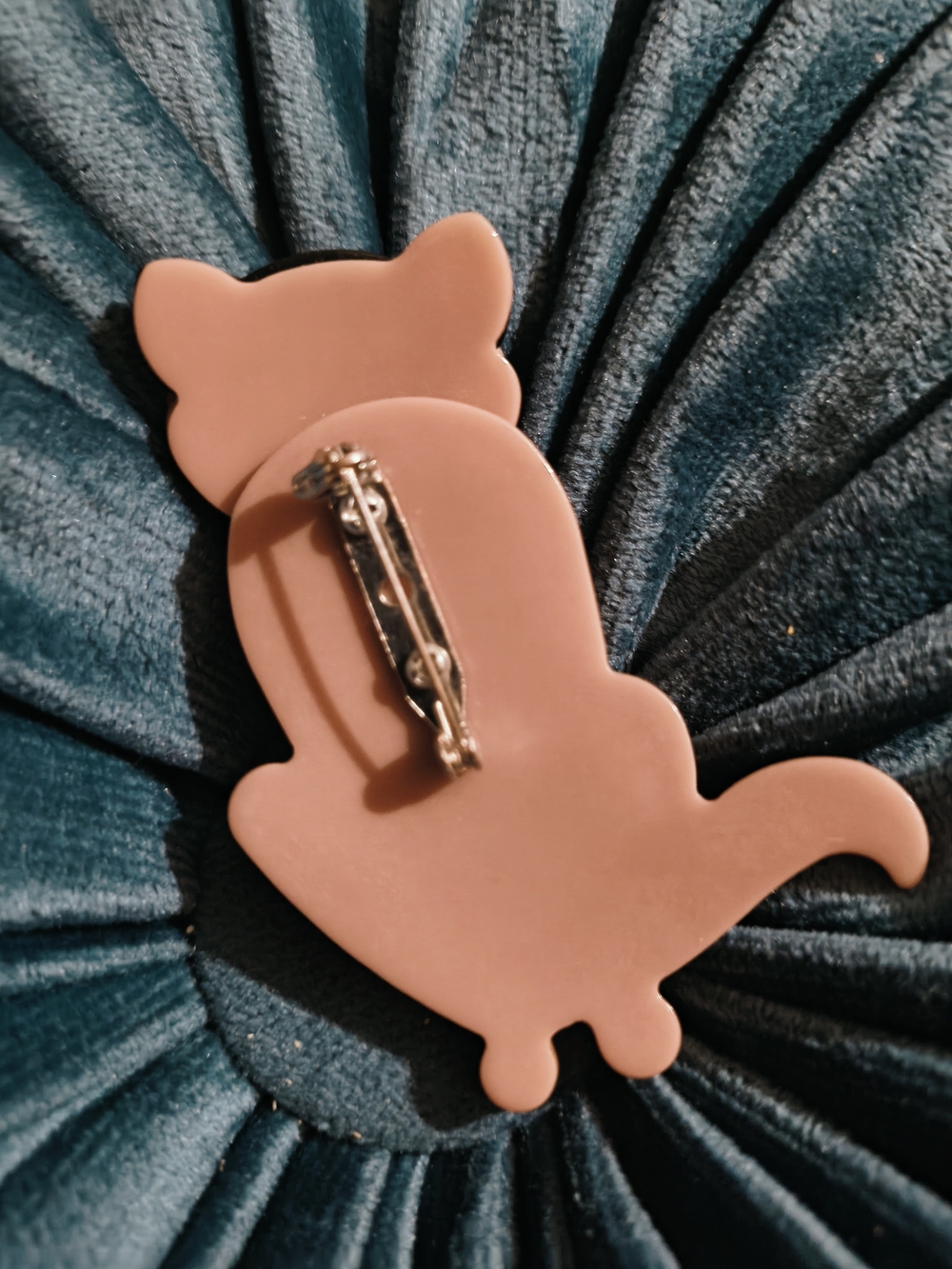"Sacha" Cat Brooch, Like New - Picture 2 of 5